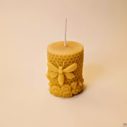Svíčka z včelího vosku - s velkou včelou a květinami