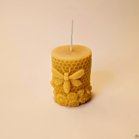 Svíčka z včelího vosku - s velkou včelou a květinami